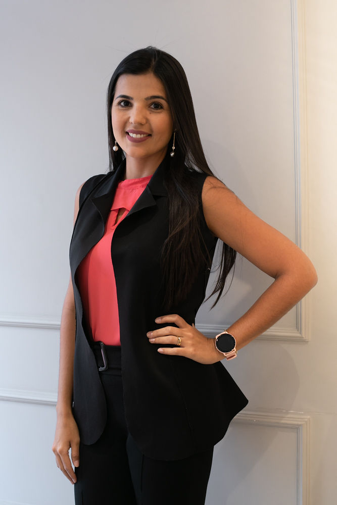 Drª Fabíola Félix sorrindo